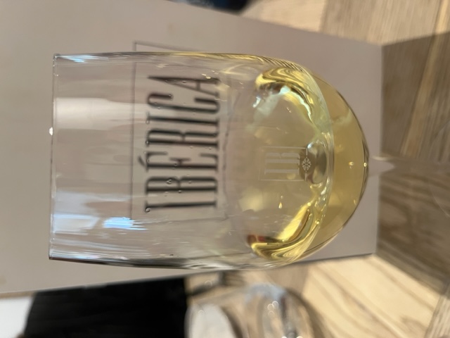Tasting a white wine with Ramón Bilbao