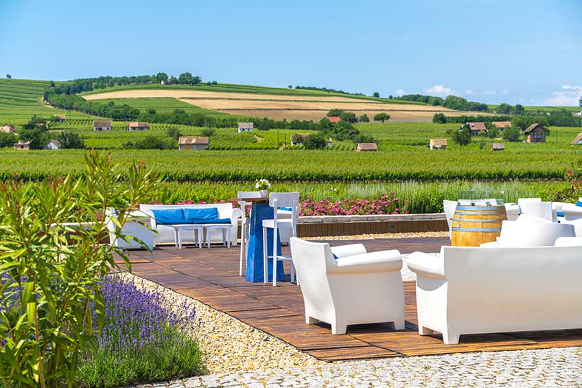 The outdoor tasting area at the Sauska winery